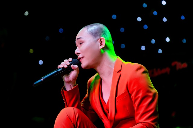 Nathan Lee hát 35 ca khúc với 4 thứ tiếng trong mini show "Yêu thương quay về"- Ảnh 8.