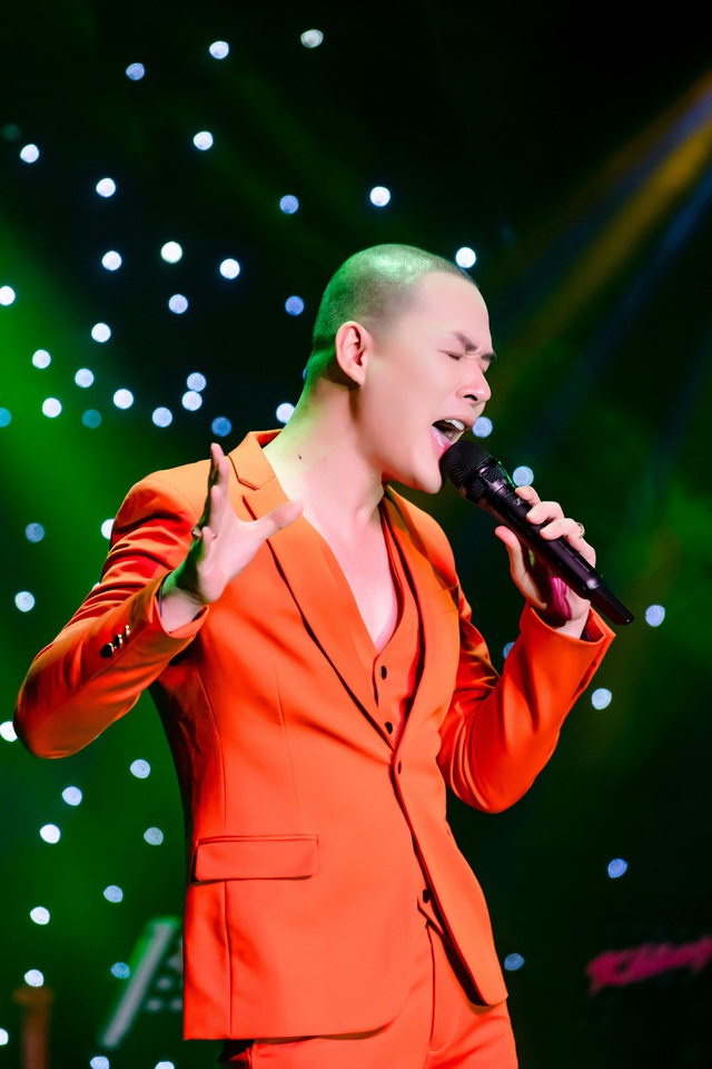 Nathan Lee hát 35 ca khúc với 4 thứ tiếng trong mini show "Yêu thương quay về"- Ảnh 1.