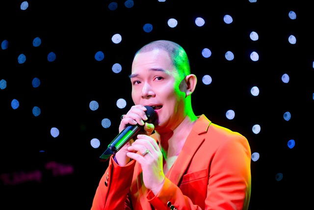 Nathan Lee hát 35 ca khúc với 4 thứ tiếng trong mini show "Yêu thương quay về"- Ảnh 7.