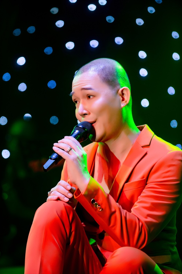 Nathan Lee hát 35 ca khúc với 4 thứ tiếng trong mini show "Yêu thương quay về"- Ảnh 4.