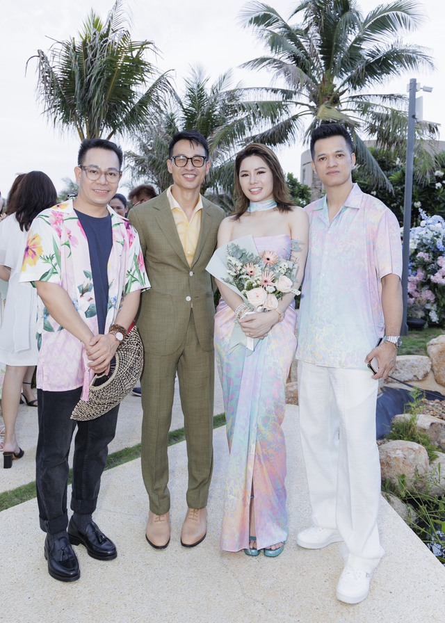 Nhà thiết kế Adrian Anh Tuấn kể câu chuyện hoa lá trong bộ sưu tập “Ngân nga” - Ảnh 7.