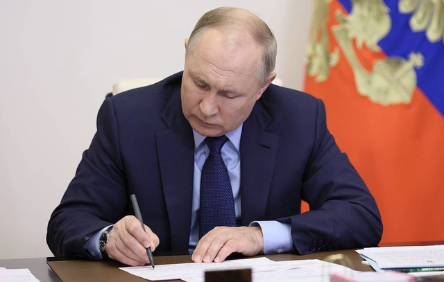 28 nước trút đòn vào Nga, Đức ‘phất cờ đầu tiên' vì Ukraine: TT Putin ký lệnh đáp trả, đòn giáng sẵn sàng- Ảnh 1.