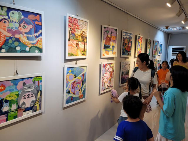 260 "họa sĩ nhí" tham gia triển lãm Màu Yêu Thương mừng ngày Quốc tế thiếu nhi- Ảnh 9.