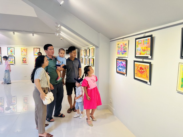 260 "họa sĩ nhí" tham gia triển lãm Màu Yêu Thương mừng ngày Quốc tế thiếu nhi- Ảnh 10.