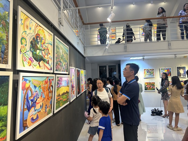 260 "họa sĩ nhí" tham gia triển lãm Màu Yêu Thương mừng ngày Quốc tế thiếu nhi- Ảnh 7.