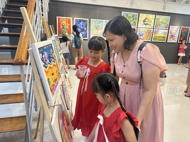 260 "họa sĩ nhí" tham gia triển lãm Màu Yêu Thương mừng ngày Quốc tế thiếu nhi- Ảnh 6.