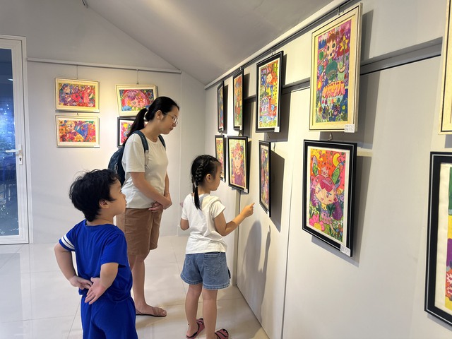 260 "họa sĩ nhí" tham gia triển lãm Màu Yêu Thương mừng ngày Quốc tế thiếu nhi- Ảnh 5.
