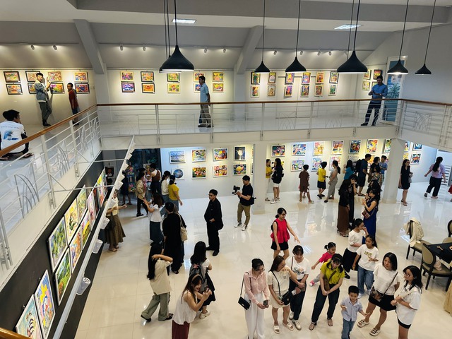 260 "họa sĩ nhí" tham gia triển lãm Màu Yêu Thương mừng ngày Quốc tế thiếu nhi- Ảnh 8.