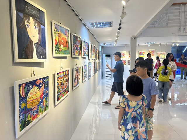 260 "họa sĩ nhí" tham gia triển lãm Màu Yêu Thương mừng ngày Quốc tế thiếu nhi- Ảnh 4.