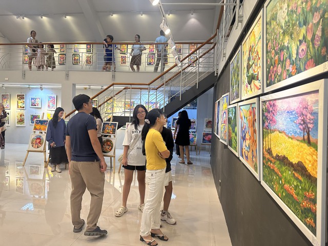 260 "họa sĩ nhí" tham gia triển lãm Màu Yêu Thương mừng ngày Quốc tế thiếu nhi- Ảnh 2.