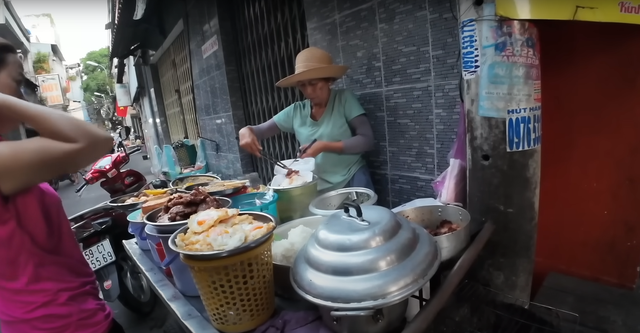 Dắt túi 50 nghìn thử ăn 3 bữa ở Sài Gòn, vị khách Tây nhận kết quả ngoài mong đợi: 