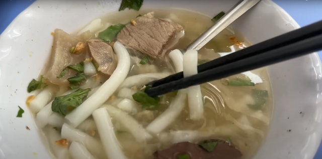 Dắt túi 50 nghìn thử ăn 3 bữa ở Sài Gòn, vị khách Tây nhận kết quả ngoài mong đợi: 