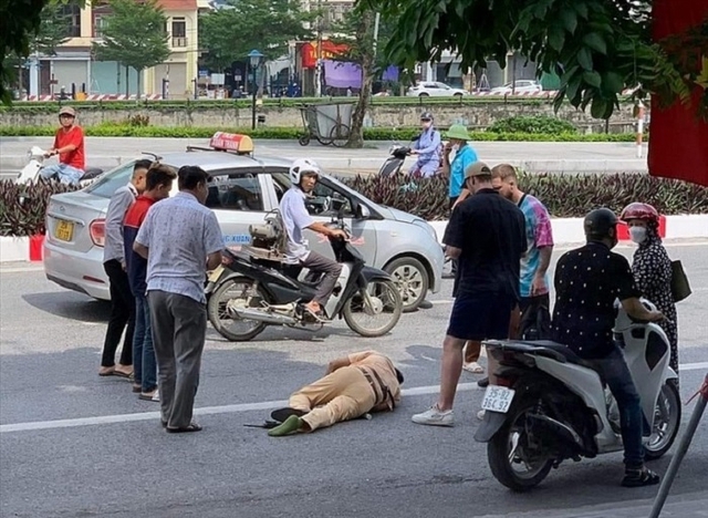 Hành vi chống đối, cản trở và gây nguy hiểm cho Cảnh sát giao thông sẽ bị xử lý như thế nào?- Ảnh 1.