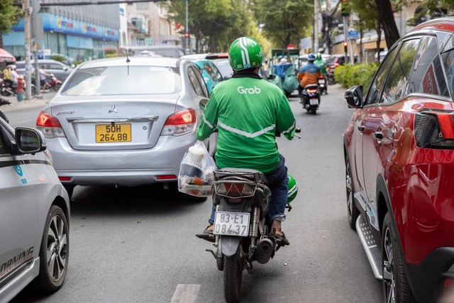 "Tôi chẳng biết lấy gì mà ăn": Nhiều tài xế Grab, ShopeeFood lo sợ bị đuổi việc vì một lý do cay đắng- Ảnh 1.