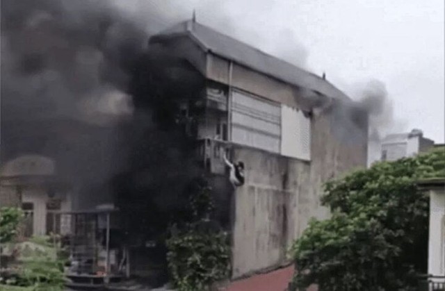 Cháy nhà trọ 3 tầng ở Hà Nội, nhiều người hoảng loạn thoát thân- Ảnh 1.
