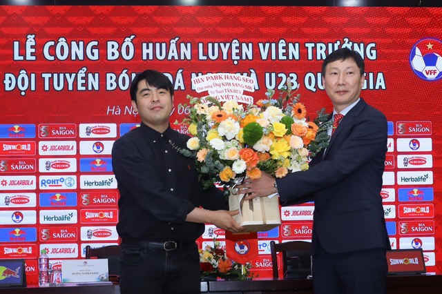 Cựu trợ lý thầy Park: HLV Kim Sang-sik phải nhìn vào thất bại của ông Troussier để tự nhắc nhở mình- Ảnh 2.