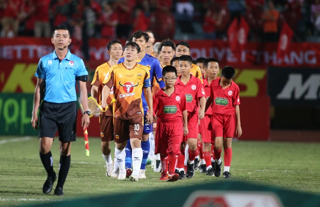 Vừa tới Việt Nam ít giờ, HLV Kim Sang-sik đã tất tả đi xem HAGL đá V.League- Ảnh 5.