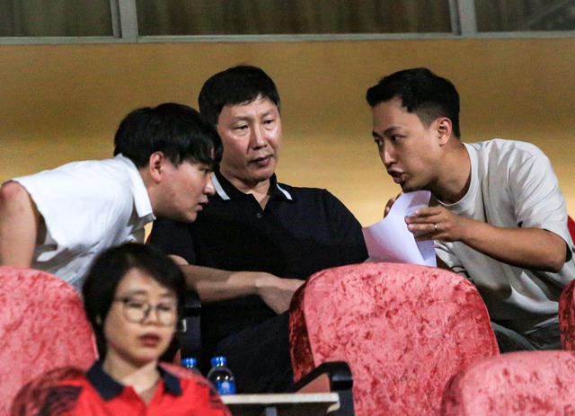 Vừa tới Việt Nam ít giờ, HLV Kim Sang-sik đã tất tả đi xem HAGL đá V.League- Ảnh 4.
