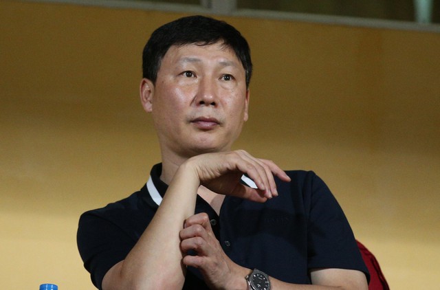 Vừa tới Việt Nam ít giờ, HLV Kim Sang-sik đã tất tả đi xem HAGL đá V.League- Ảnh 1. Vừa tới Việt Nam ít giờ, HLV Kim Sang-sik đã tất tả đi xem HAGL đá V.League- Ảnh 1.