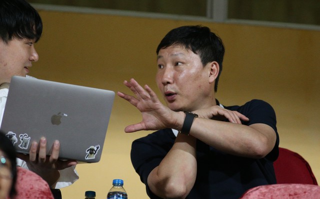 Vừa tới Việt Nam ít giờ, HLV Kim Sang-sik đã tất tả đi xem HAGL đá V.League- Ảnh 6.
