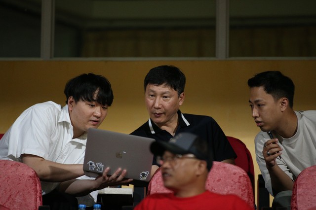 Vừa tới Việt Nam ít giờ, HLV Kim Sang-sik đã tất tả đi xem HAGL đá V.League- Ảnh 3.