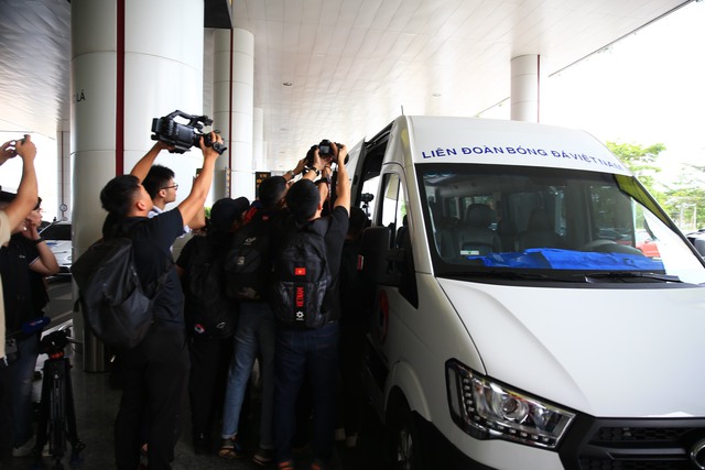 HLV Kim Sang-sik có mặt tại Việt Nam, tạo nên cảnh 