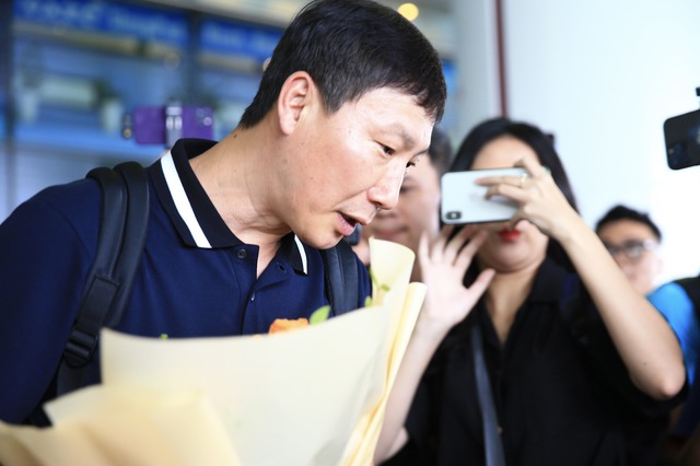 HLV Kim Sang-sik có mặt tại Việt Nam, tạo nên cảnh 