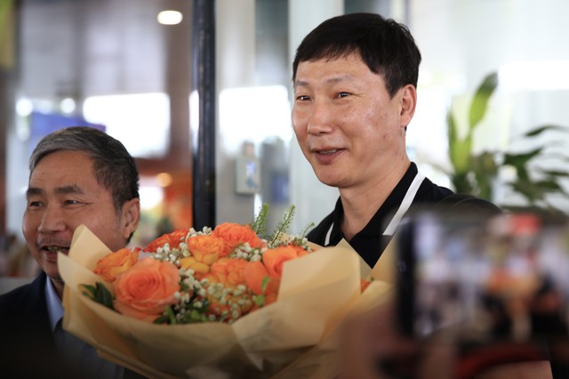 HLV Kim Sang-sik có mặt tại Việt Nam, tạo nên cảnh 