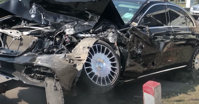 Xe tải mất lái tông nát đầu Mercedes rước dâu, hành động của cô dâu khi tỉnh dậy khiến họ hàng ngỡ ngàng- Ảnh 5. Xe tải mất lái tông nát đầu Mercedes rước dâu, hành động của cô dâu khi tỉnh dậy khiến họ hàng ngỡ ngàng- Ảnh 5.