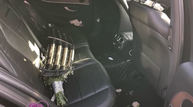 Xe tải mất lái tông nát đầu Mercedes rước dâu, hành động của cô dâu khi tỉnh dậy khiến họ hàng ngỡ ngàng- Ảnh 6. Xe tải mất lái tông nát đầu Mercedes rước dâu, hành động của cô dâu khi tỉnh dậy khiến họ hàng ngỡ ngàng- Ảnh 6.