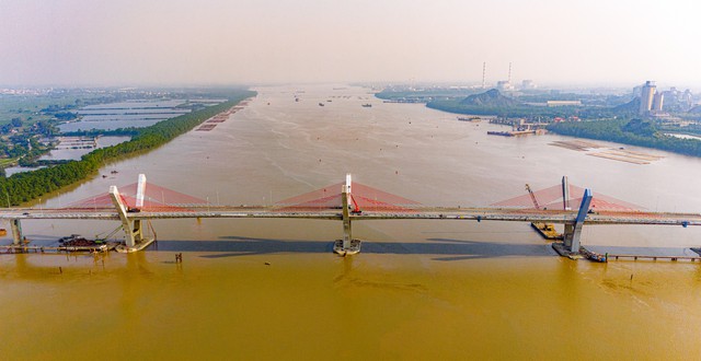 Toàn cảnh khu vực được xây cây cầu trị giá 2.000 tỷ sắp hoàn thành, kết nối Hải Phòng và Quảng Ninh, đưa tuyến phà sông lớn nhất miền Bắc về “nghỉ hưu”.- Ảnh 5.