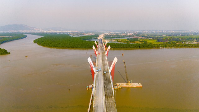Toàn cảnh khu vực được xây cây cầu trị giá 2.000 tỷ sắp hoàn thành, kết nối Hải Phòng và Quảng Ninh, đưa tuyến phà sông lớn nhất miền Bắc về “nghỉ hưu”.- Ảnh 6.