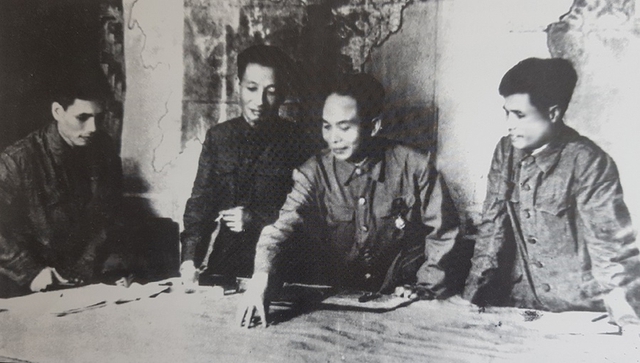 Hình ảnh hiếm về Chủ tịch Hồ Chí Minh và Đại tướng Võ Nguyên Giáp trước trận đánh lịch sử ở Điện Biên Phủ- Ảnh 2.