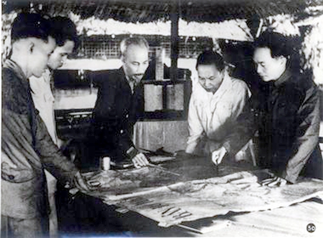 Hình ảnh hiếm về Chủ tịch Hồ Chí Minh và Đại tướng Võ Nguyên Giáp trước trận đánh lịch sử ở Điện Biên Phủ- Ảnh 1.