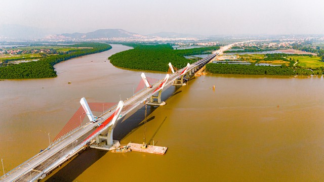 Toàn cảnh khu vực được xây cây cầu trị giá 2.000 tỷ sắp hoàn thành, kết nối Hải Phòng và Quảng Ninh, đưa tuyến phà sông lớn nhất miền Bắc về “nghỉ hưu”.- Ảnh 9.
