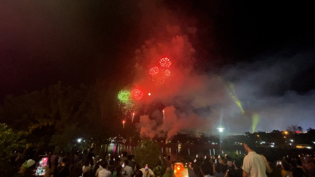 Hàng ngàn người thích thú với màn pháo hoa đẹp chưa từng có ở Điện Biên Phủ- Ảnh 1.
