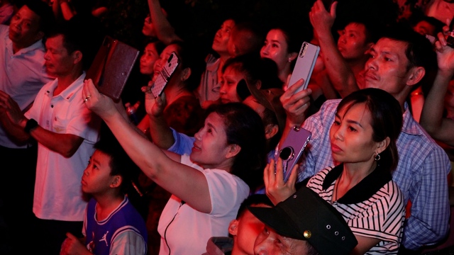 Hàng ngàn người thích thú với màn pháo hoa đẹp chưa từng có ở Điện Biên Phủ- Ảnh 6.