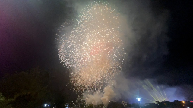 Hàng ngàn người thích thú với màn pháo hoa đẹp chưa từng có ở Điện Biên Phủ- Ảnh 4.