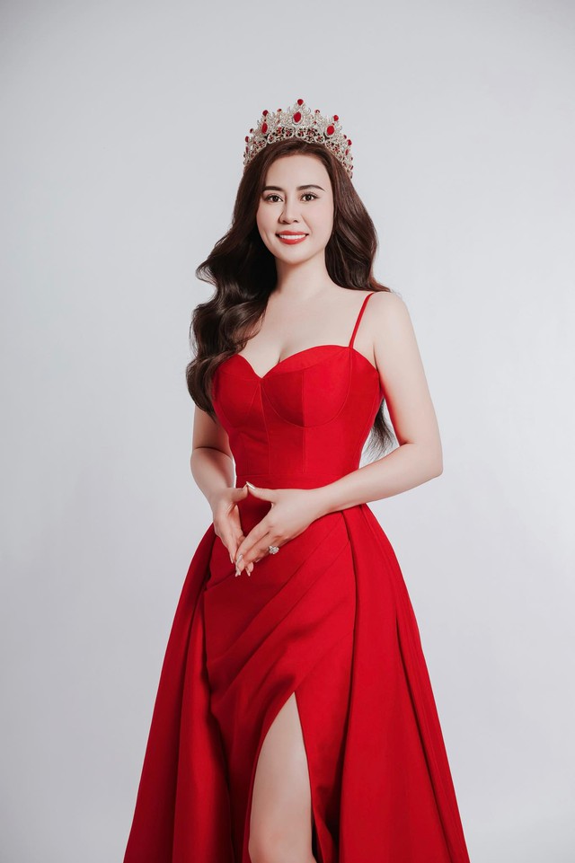 Hoa hậu Phan Kim Oanh mời ca sĩ Minh Quân ngồi 