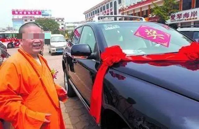 Trung Quốc: Sư trụ trì lái xe Audi, đeo đồng hồ hiệu, giấu 2 tỷ dưới áo cà sa “sa lưới”, bí mật 16 năm hé lộ- Ảnh 1.