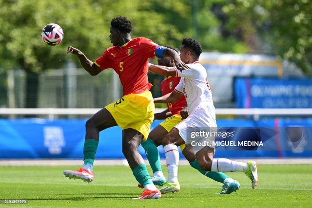 HLV Shin Tae-yong nhận thẻ đỏ, U23 Indonesia tạo ra hình ảnh gây tranh cãi ở trận tranh vé Olympic- Ảnh 1.