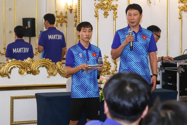 HLV Kim Sang-sik lần đầu nhận xét về V.League, Hùng Dũng nói lời tâm can tới tuyển Việt Nam- Ảnh 1.