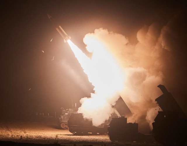 NW: Ukraine nã tên lửa Mỹ mang 3.600 quả đạn vào Crimea, nổ tung "chiến thần Nga" - Moscow không thể chống đỡ- Ảnh 1.