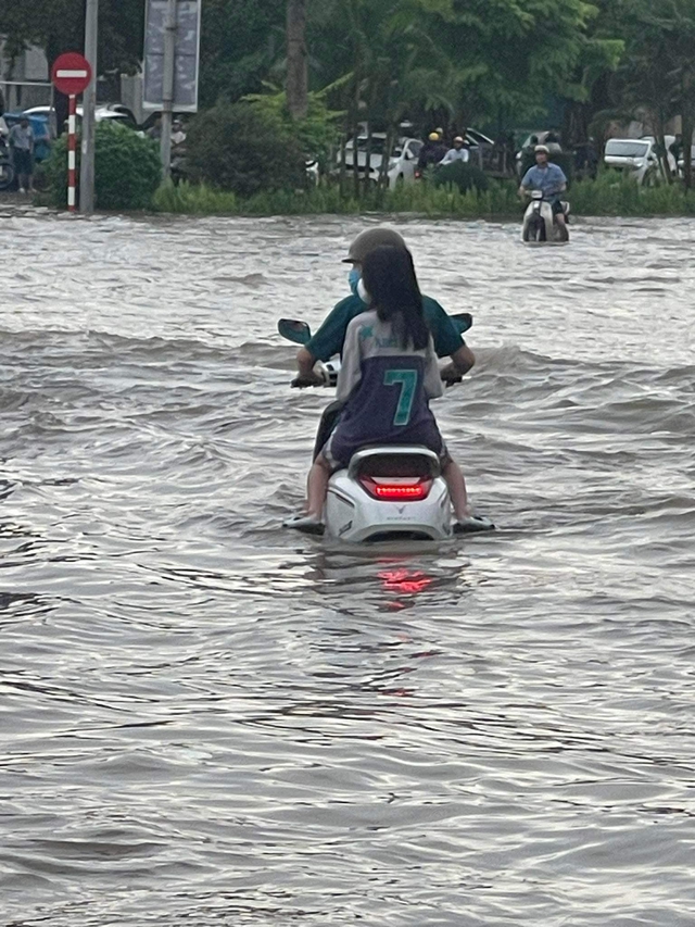 Khoảnh khắc sét đánh kinh hoàng được camera vô tình bắt trọn, hậu quả khiến số đông lo lắng- Ảnh 1.