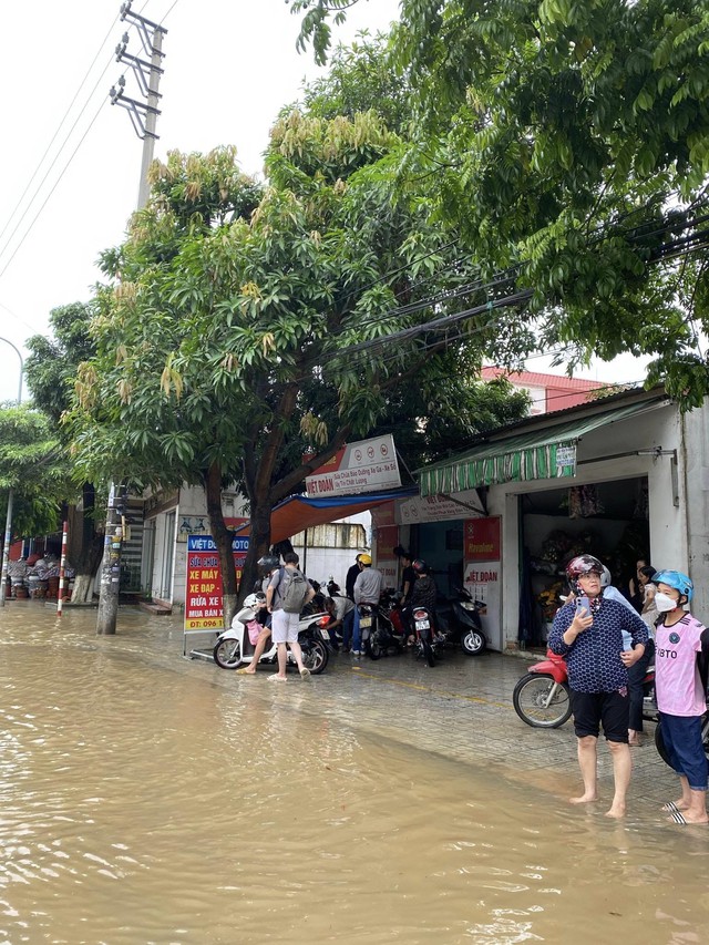 Khoảnh khắc sét đánh kinh hoàng được camera vô tình bắt trọn, hậu quả khiến số đông lo lắng- Ảnh 4.