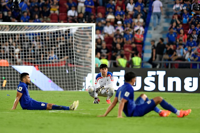 Madam Pang bật khóc, dàn sao tuyển Thái Lan đổ gục sau thất bại cay đắng ở vòng loại World Cup- Ảnh 4.