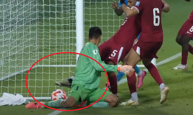 Tranh cãi: Cầu thủ Qatar bị tố "vớt bóng" từ ngoài sân vào để ghi bàn, trọng tài vẫn công nhận bàn thắng- Ảnh 2.