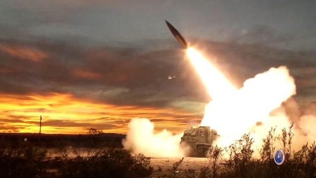 Ukraine nã 3.600 quả đạn vào Crimea, Nga tung 