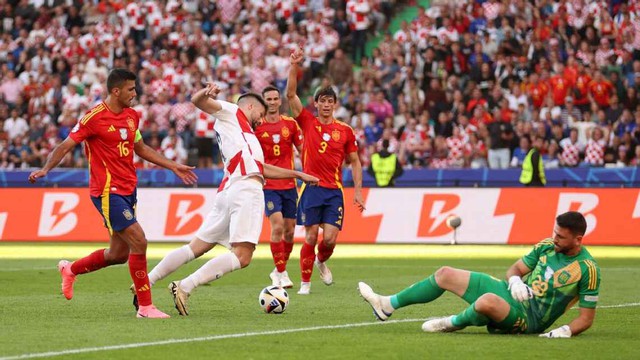 Góc VAR: Tại sao cầu thủ Tây Ban Nha thoát thẻ đỏ mười mươi, và pha ghi bàn của Croatia có bị "cướp"?- Ảnh 1.