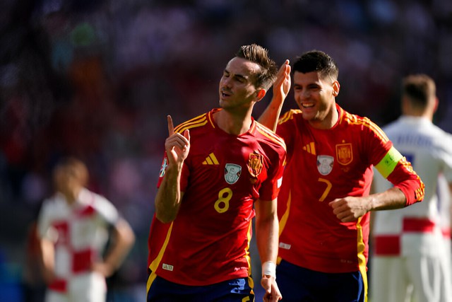 "Cá to" của Man United nổ súng khai màn, Tây Ban Nha khiến nhà vô địch châu Âu phải cúi mặt vì vỡ trận- Ảnh 2.